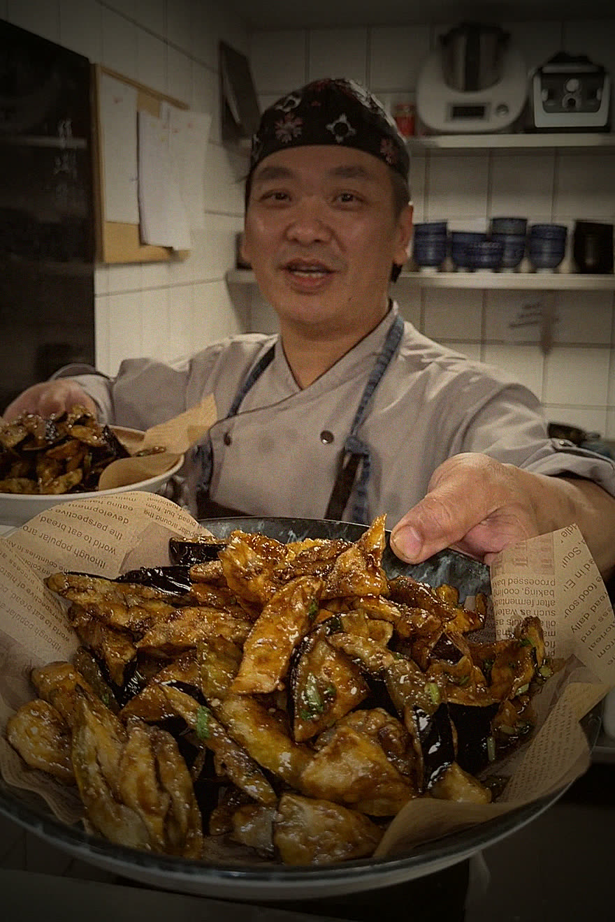 Kokken viser frem en nylaget crispy aubergine