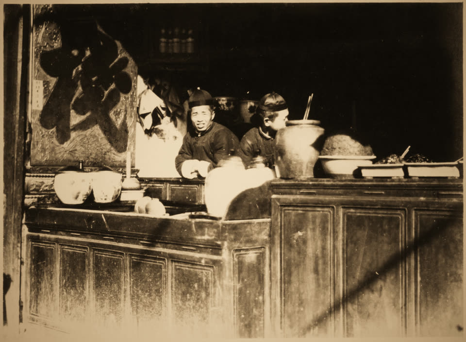Kokker bak disken på et vertshus i Shaoxing, 1930-tallet