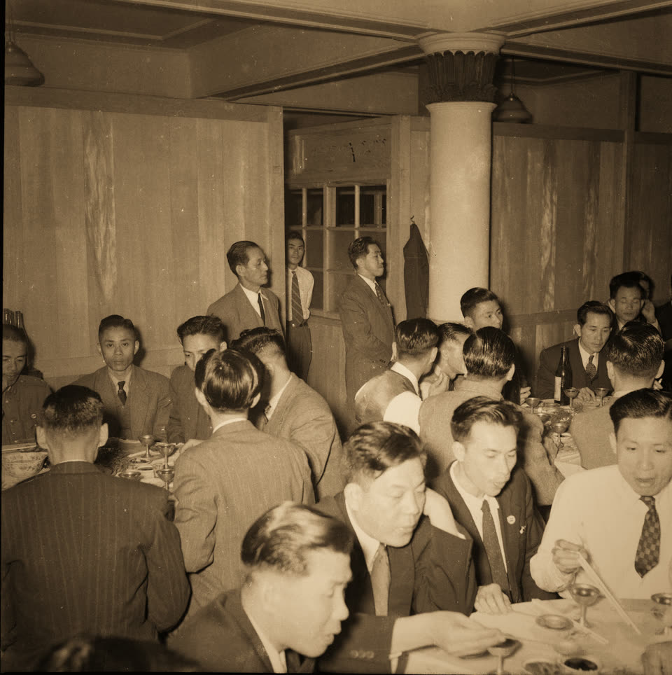 Gjester rundt bordet i en kinesisk restaurant, 1940-tallet