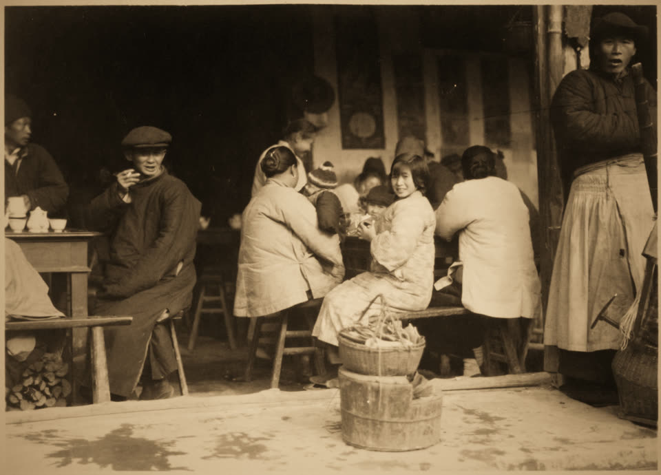 Gjester ved bordene i et tehus i Hangzhou, 1931